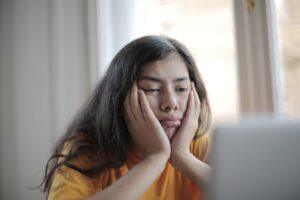 Menina procrastinando na frente do PC