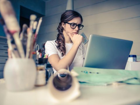 Mulher lendo o computador Mulher lendo o computador e tirando suas dúvidas